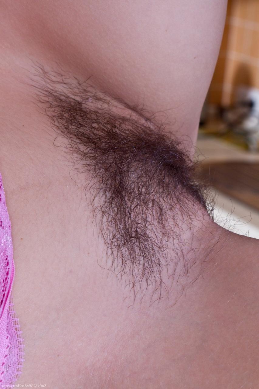 20P La zorra acrobática safo muestra sus pies calientes y su coño peludo mientras se desnuda