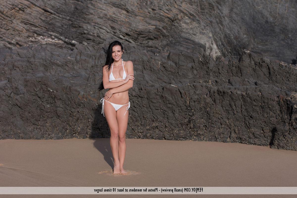 16P A jovem morena Sapphira perde o biquíni para posar nua em uma praia imaculada