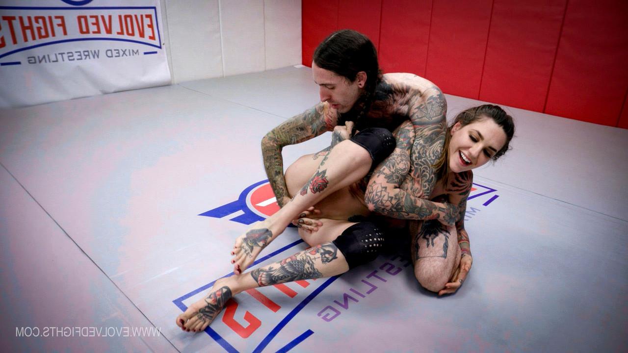 20P El luchador alto y tatuado Rocky Emerson se complace oralmente durante la pelea