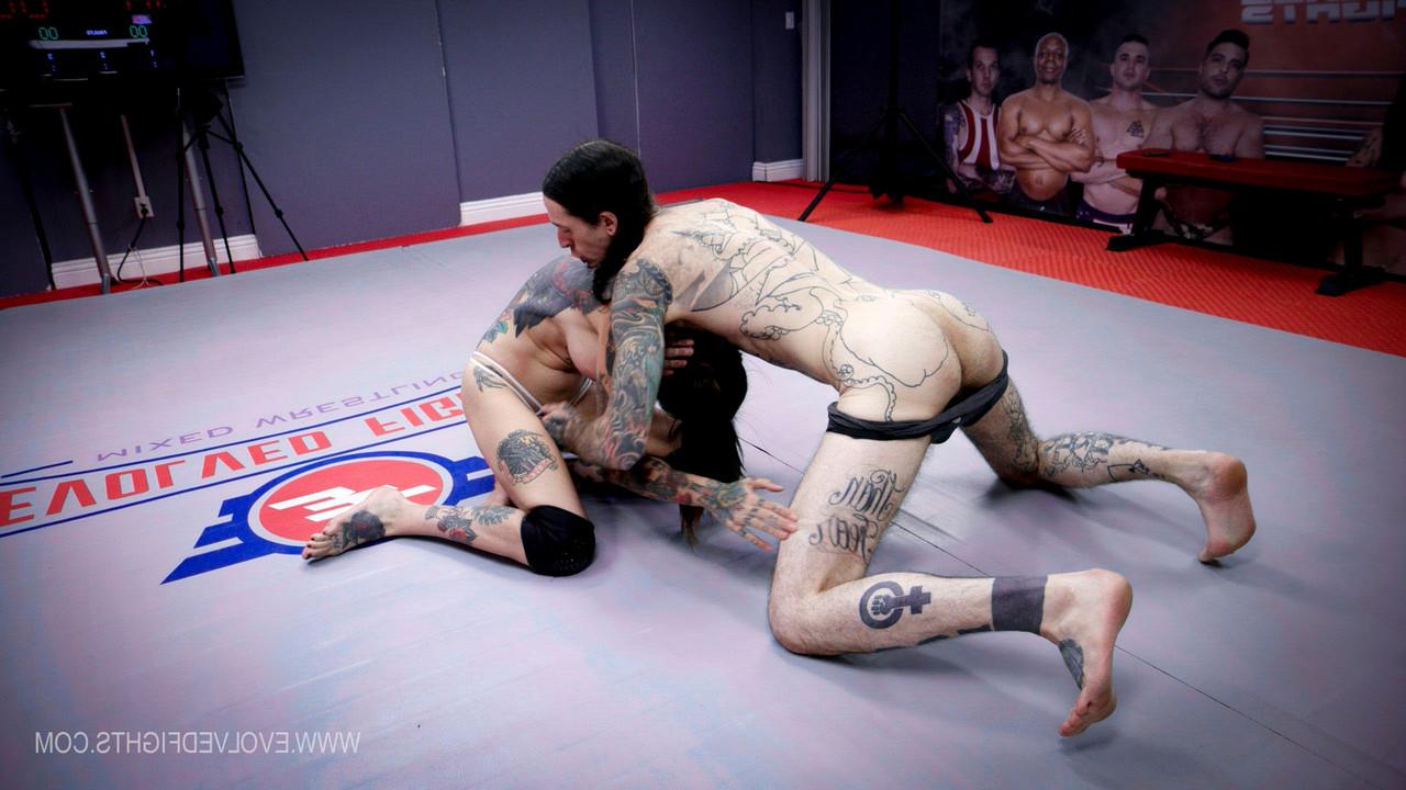 20P El luchador alto y tatuado Rocky Emerson se complace oralmente durante la pelea