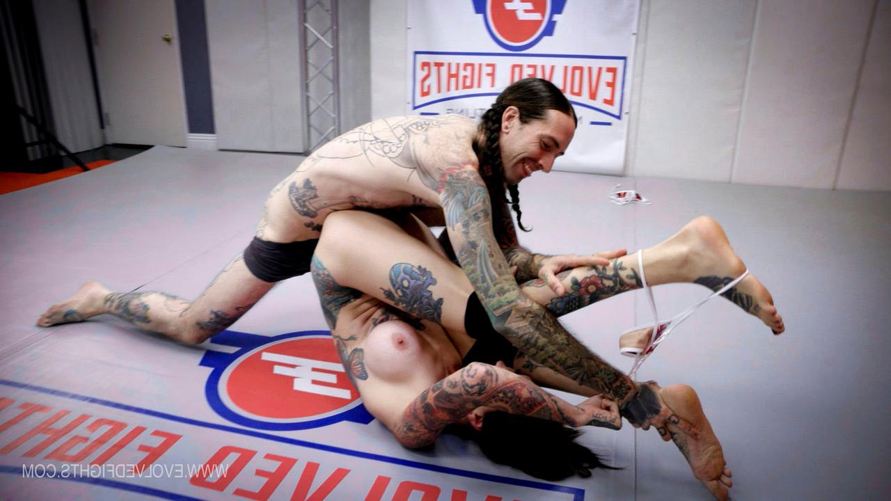 20P El luchador alto y tatuado Rocky Emerson se complace oralmente durante la pelea