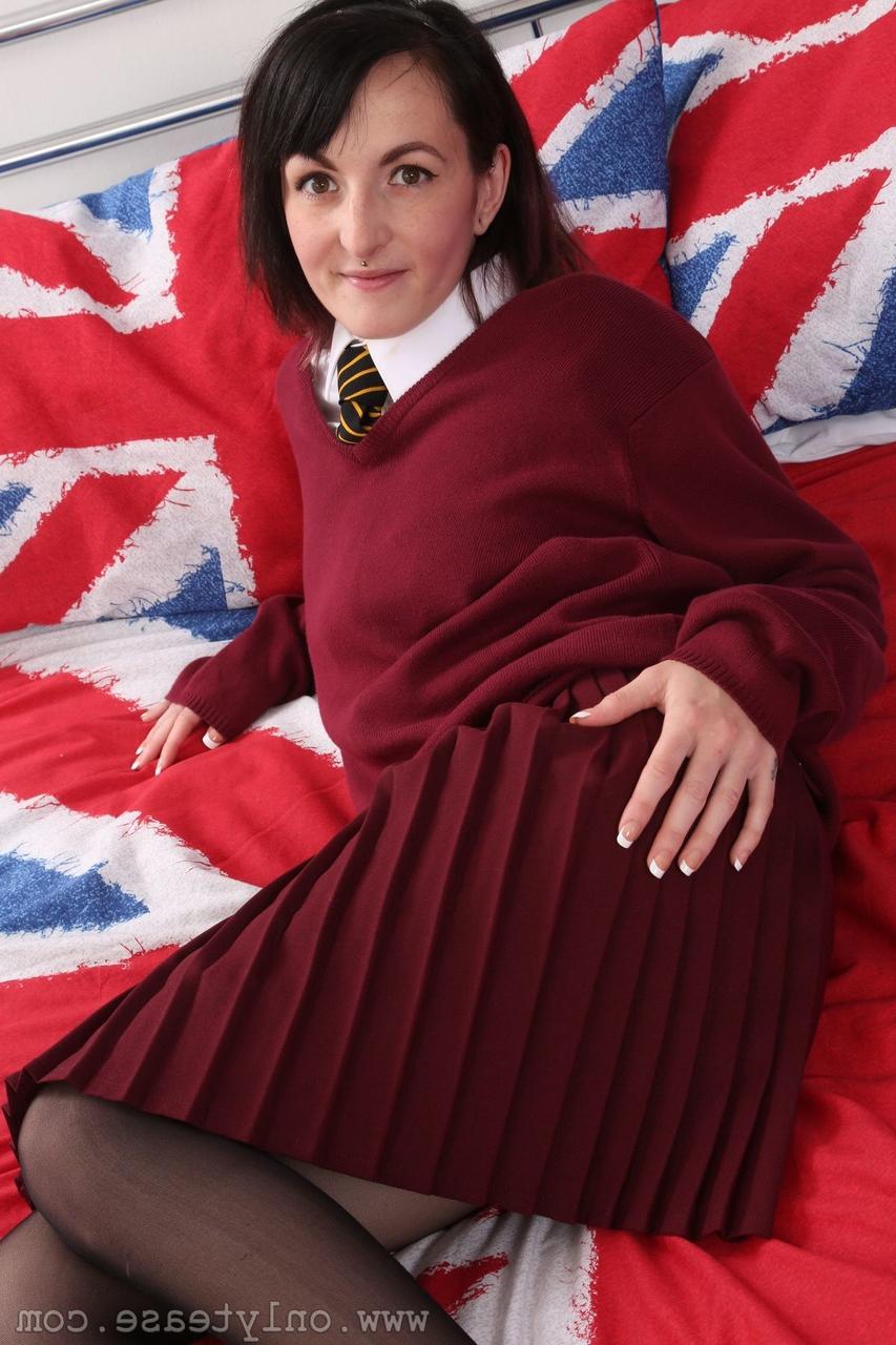 20P A gostosa Becca revela seus seios naturais e posa em lençóis com bandeira britânica