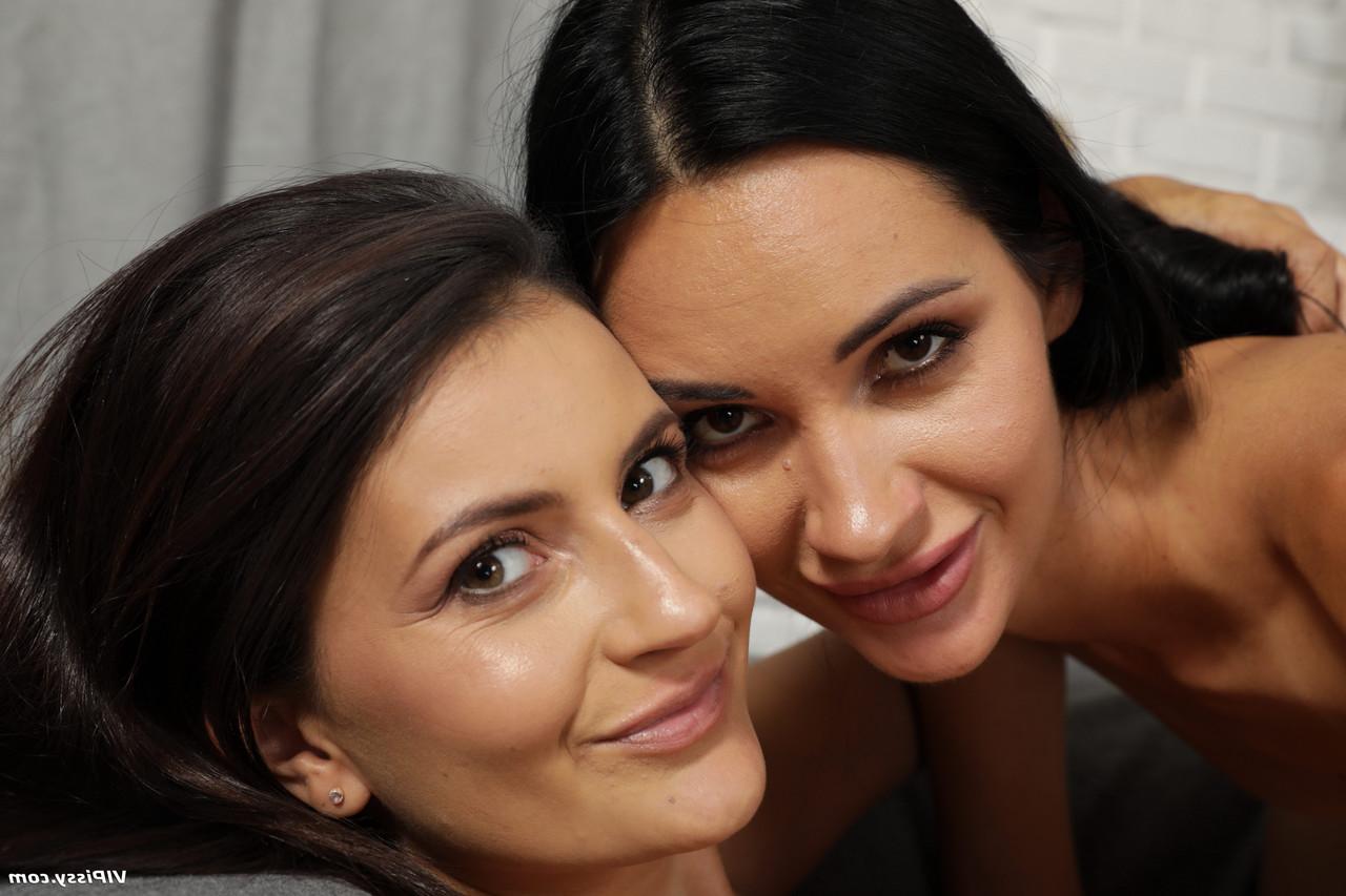 15P Las lesbianas flacas Tiny Tina y Megan Venturi se mean entre sí durante el sexo