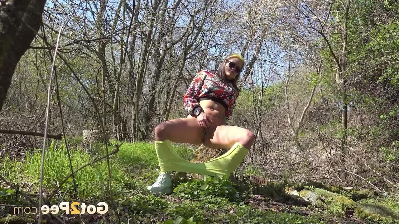 13P Caucasian chick Barbara Bieber gets caught out in the woods while pissing