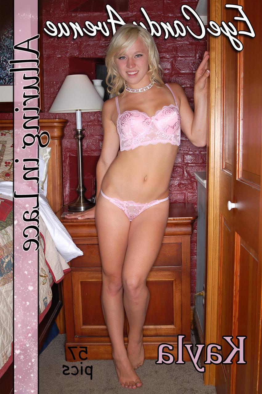16P Die natürliche blonde Teenagerin Kayla zieht auf verführerische Weise ihre sinnlichen Dessous aus