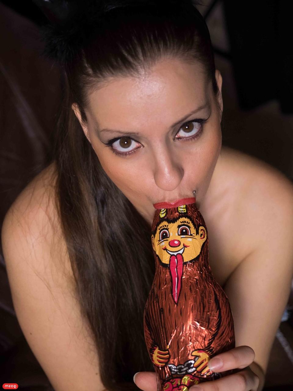 14P Dirty brunette in stockings Larissa Gold sticks a chocolate toy in her twat