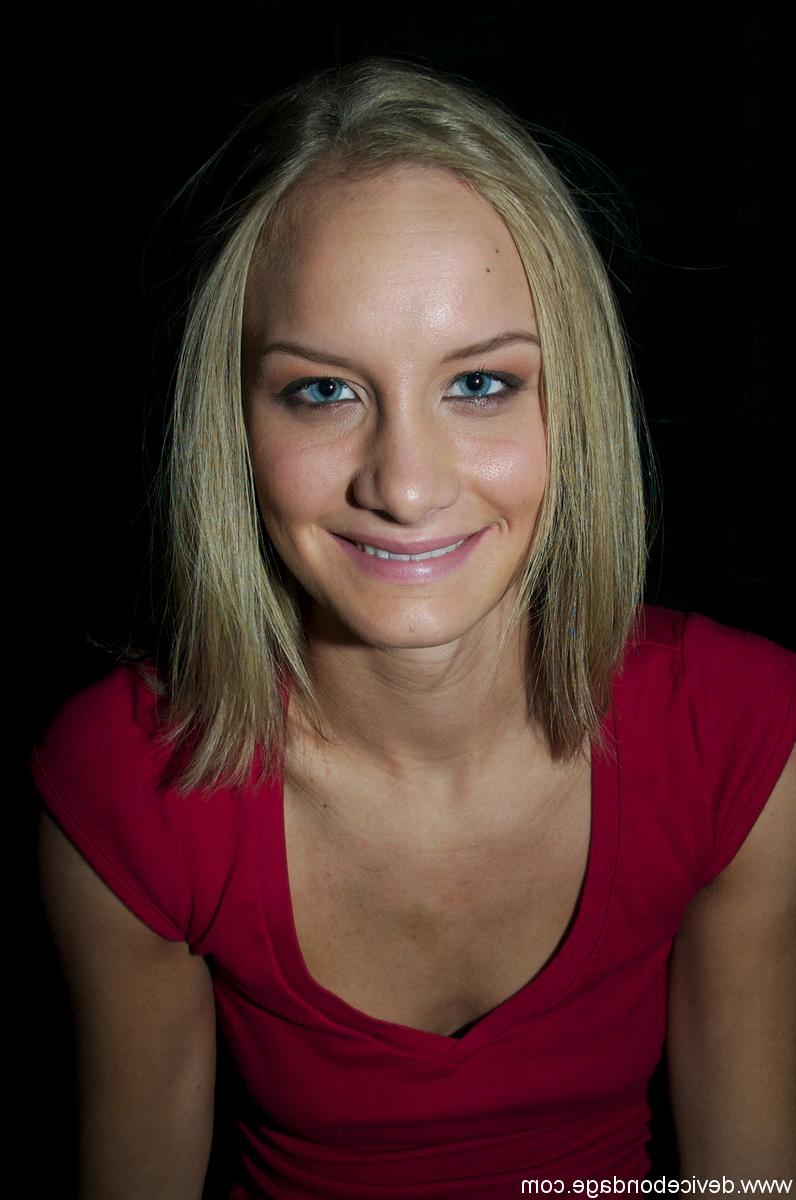 17P La blonde Leah Wilde remonte sa jupe plissée et se masturbe dans un cachot.