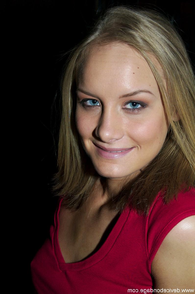 17P La blonde Leah Wilde remonte sa jupe plissée et se masturbe dans un cachot.