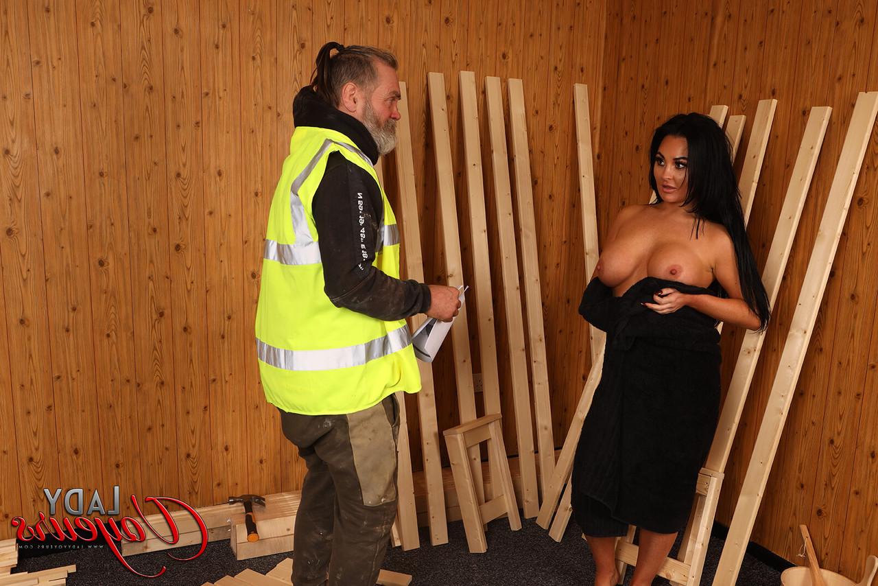 17P Die brünette MILF Natasha Class zieht sich aus, während ein Generalunternehmer sich einen runterholt