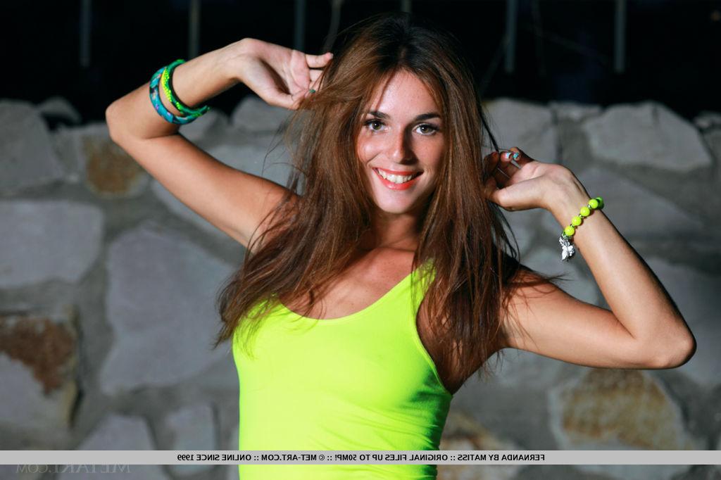 18P A modelo adolescente Fernanda tira o short jeans para uma sessão de fotos nuas à noite