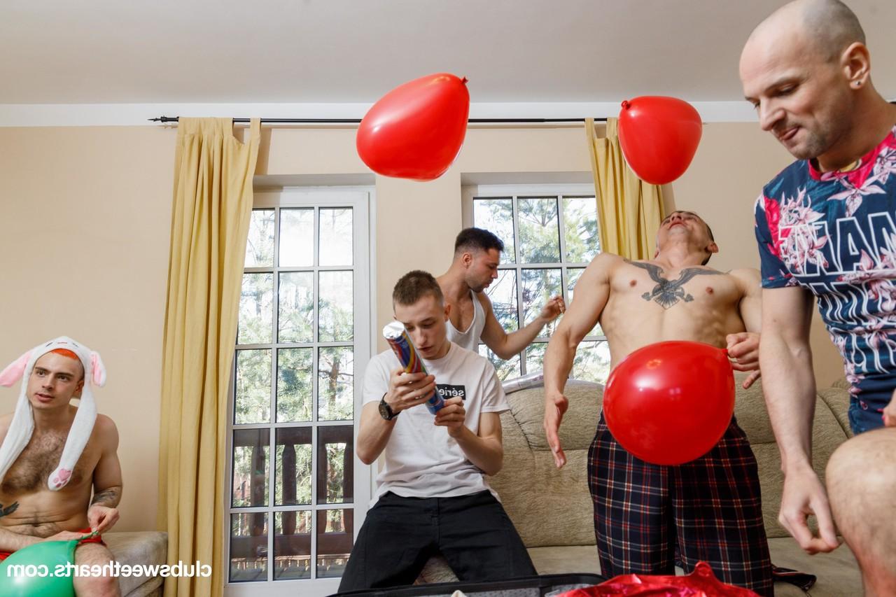 20P Sexy Teenager genießen Hardcore-Gruppensex mit gut bestückten Männern auf einer wilden Party