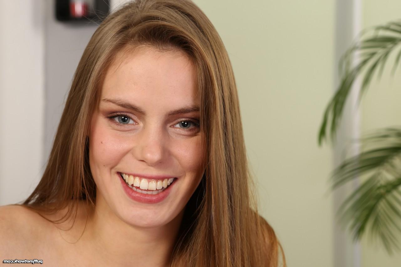 16P La beauté maigre Paulina Shy se masturbe avec un vibromasseur dans des collants résille rouges.