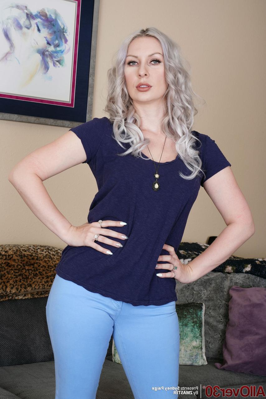 16P Mais de 30 loira platinada Sydney Paige fica nua pela primeira vez