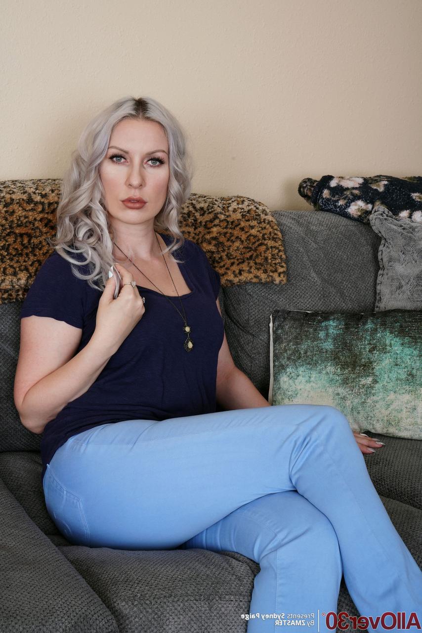 16P Mais de 30 loira platinada Sydney Paige fica nua pela primeira vez