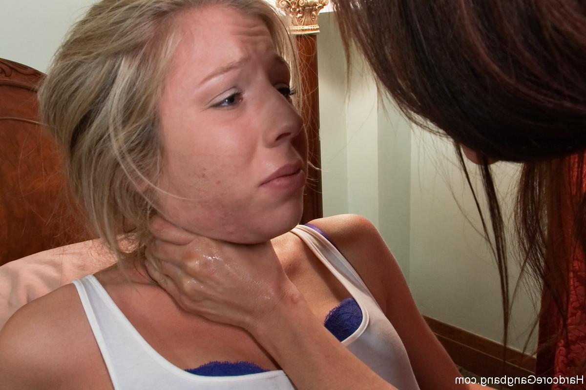 20P Chica joven con tetas pequeñas Chastity Lynn jugueteada y puño en su arbusto