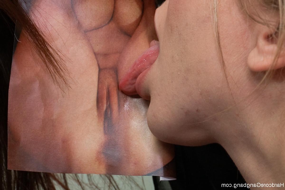 20P Chica joven con tetas pequeñas Chastity Lynn jugueteada y puño en su arbusto