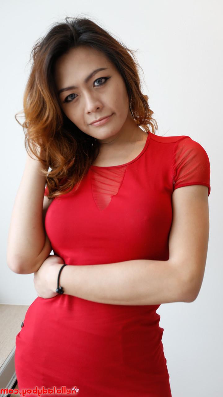 20P Transexuelle asiatique mature soulève sa robe rouge et montre sa culotte noire