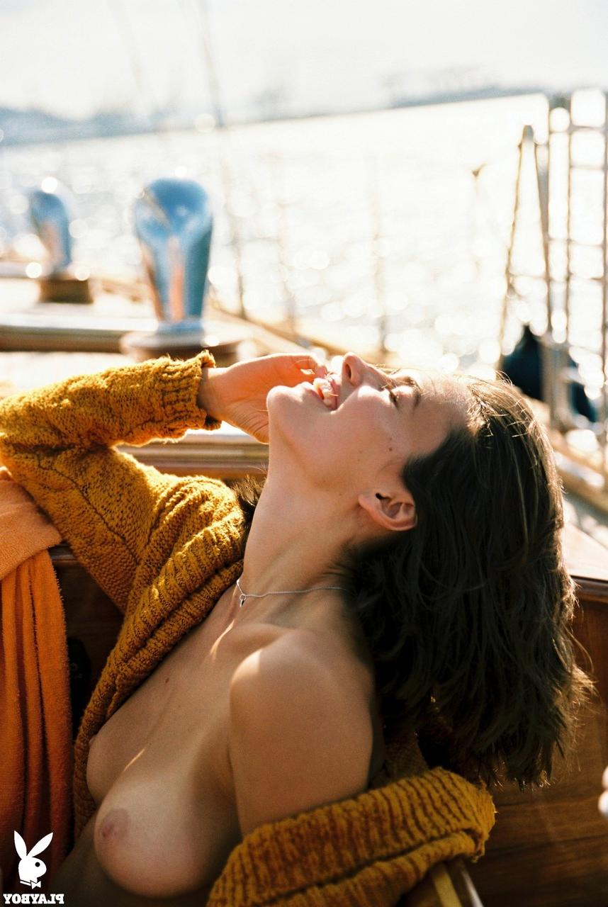 20P La chaude amatrice Johanne Landbo lave ses gros seins naturels sur un bateau.
