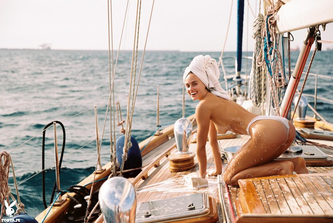 20P La chaude amatrice Johanne Landbo lave ses gros seins naturels sur un bateau.
