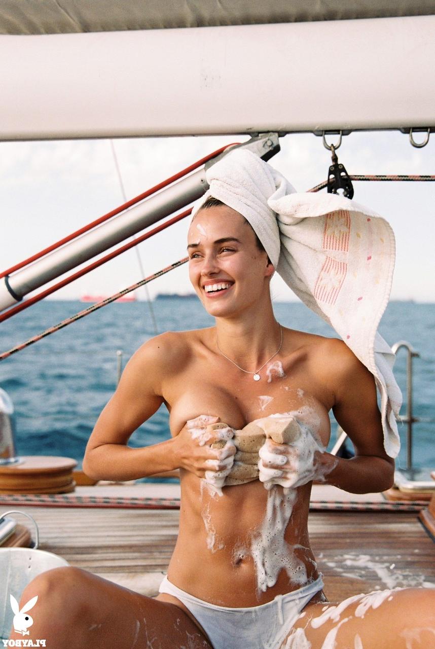 20P La chaude amatrice Johanne Landbo lave ses gros seins naturels sur un bateau.