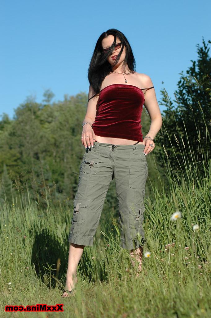 15P Sexy MILF Mina Gorey tira a roupa ao lado de um carro na natureza
