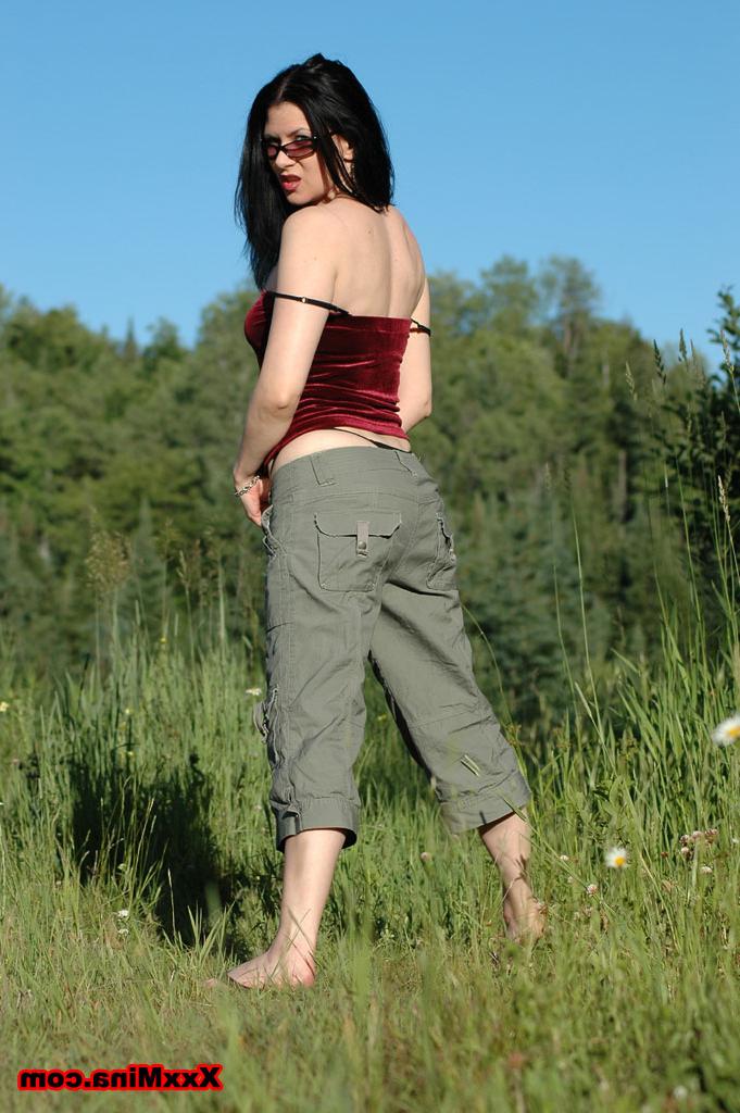 15P Sexy MILF Mina Gorey tira a roupa ao lado de um carro na natureza