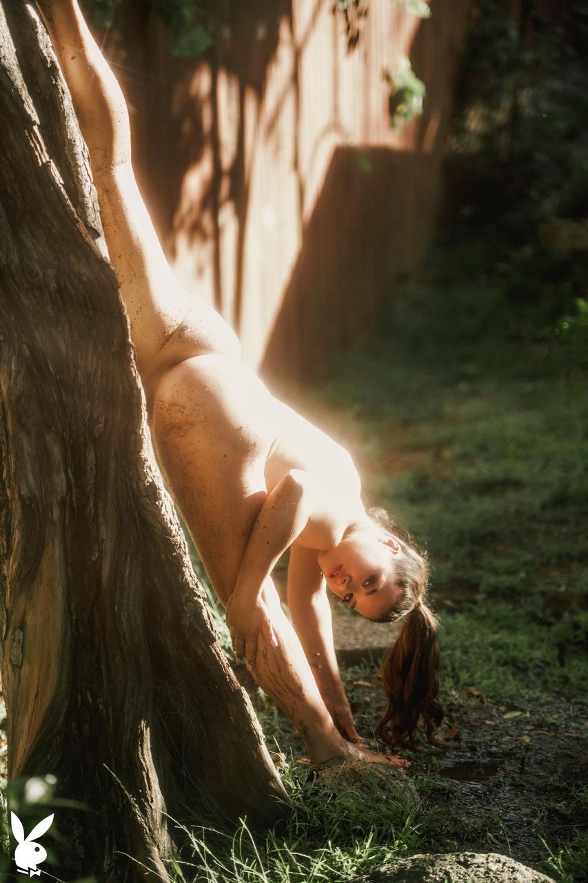 20P A gata de rabo de cavalo Daisy Marchesi mostra seus lindos seios e sua bunda grande ao ar livre