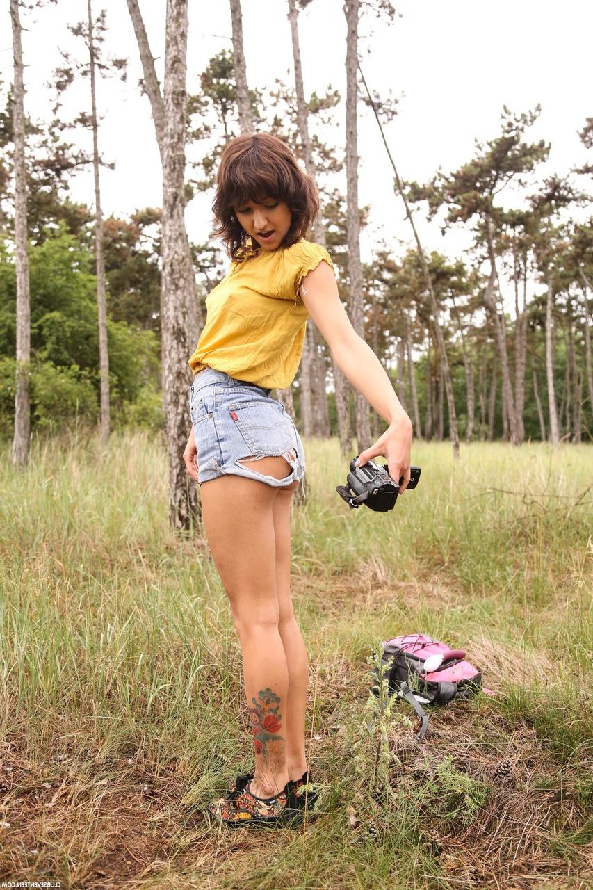 20P Das hübsche Babe Suzy Rainbow zieht sich nackt aus und spielt draußen mit ihrer rasierten Muschi