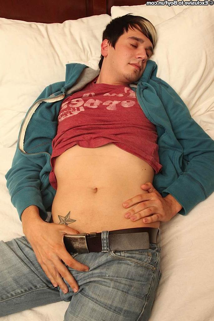 20P Caçador gay magro mostra seu pau grande e gordo e se masturba na cama