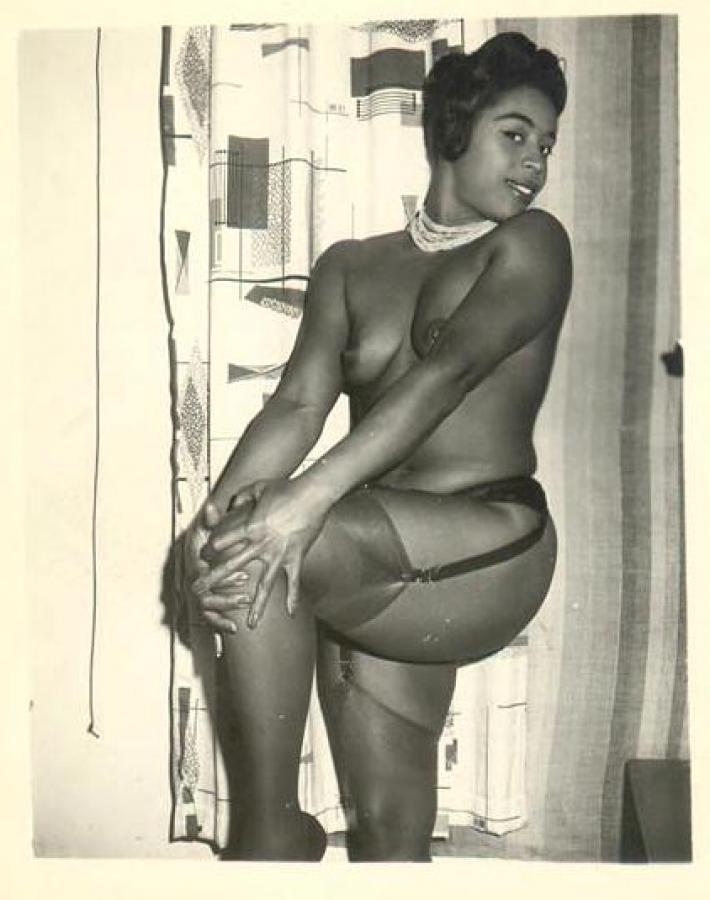 12P Modèles porno vintage chauds montrant leurs gros seins et leur cul sexy portant des bas.