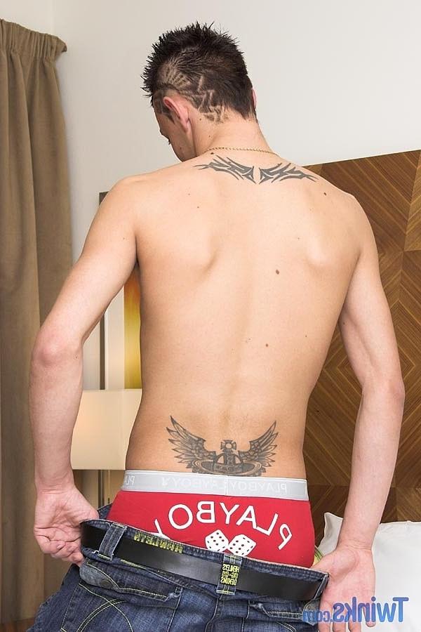 20P A morena gay Michael P revela seu corpo magro tatuado e brinca com seu pau