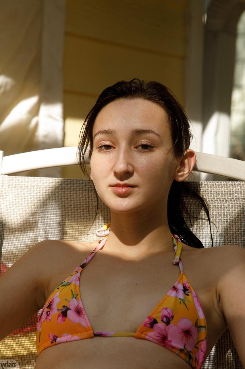 13P A adolescente Carmen Rae mostra seu corpo pequeno enquanto nua depois de brincar de biquíni