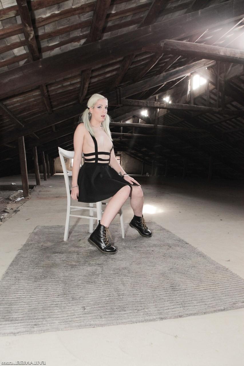 17P Die spanische Blondine Liz Rainbow in Militärstiefeln und schwarzem Rock wird von zwei Männern gefickt