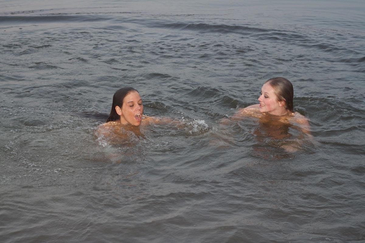 20P Lindas adolescentes amadoras de biquíni abraçando e fazendo tesouras perto da água