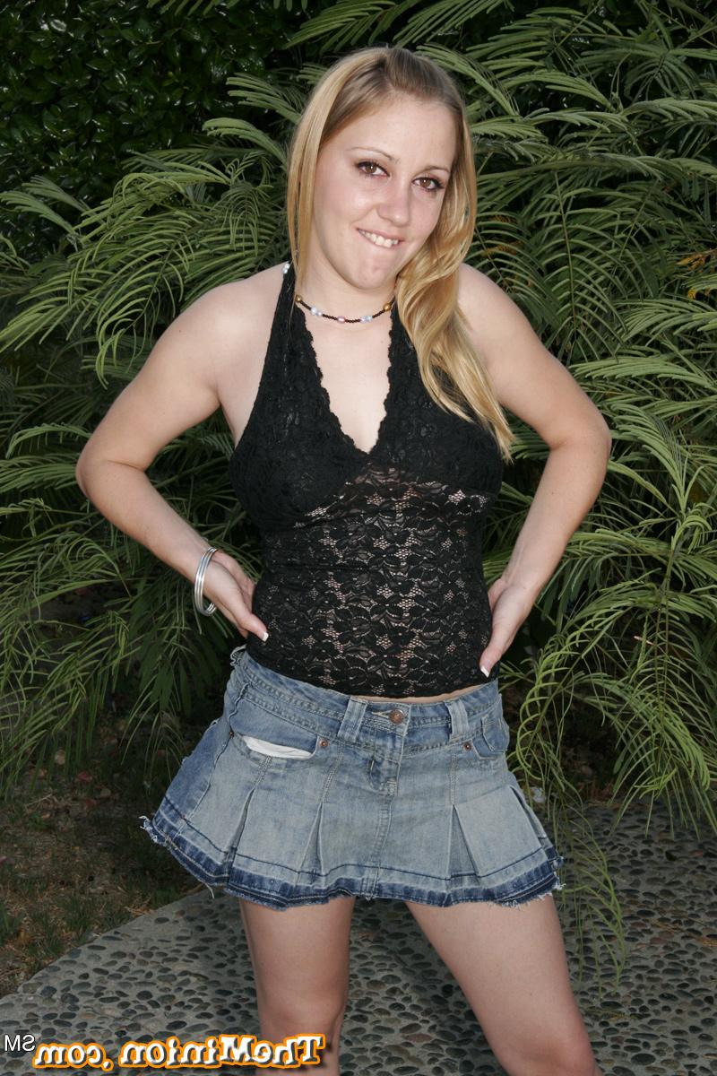 17P A jovem loira Tiffany Wright oferece sexo oral a um cara gordo