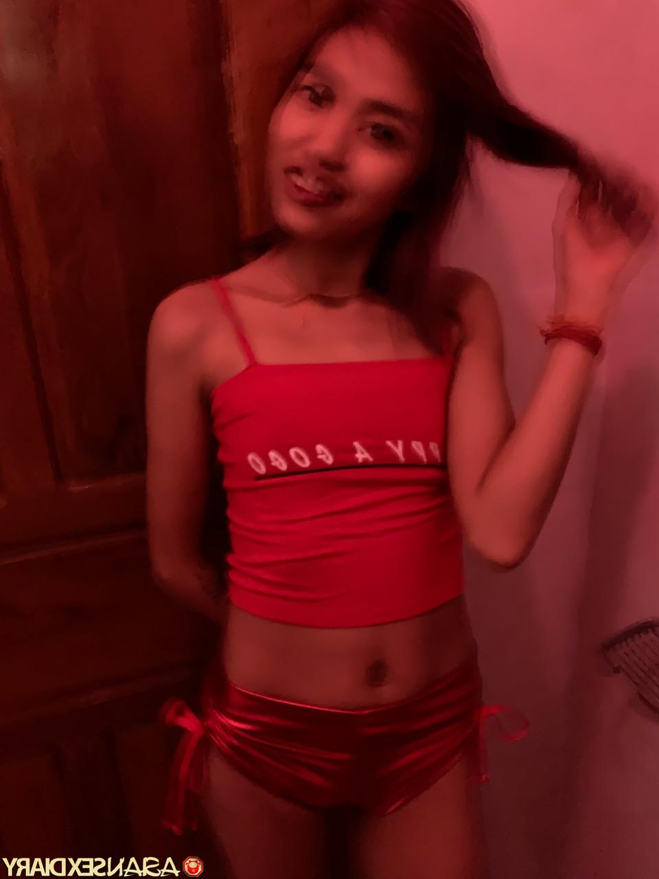 20P La dulce asiática Happy Girl expone sus pequeñas tetas y su coño caliente en un baño