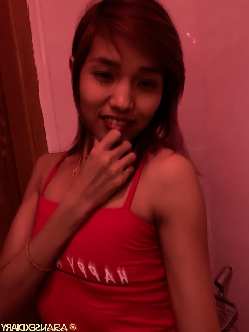20P La dulce asiática Happy Girl expone sus pequeñas tetas y su coño caliente en un baño