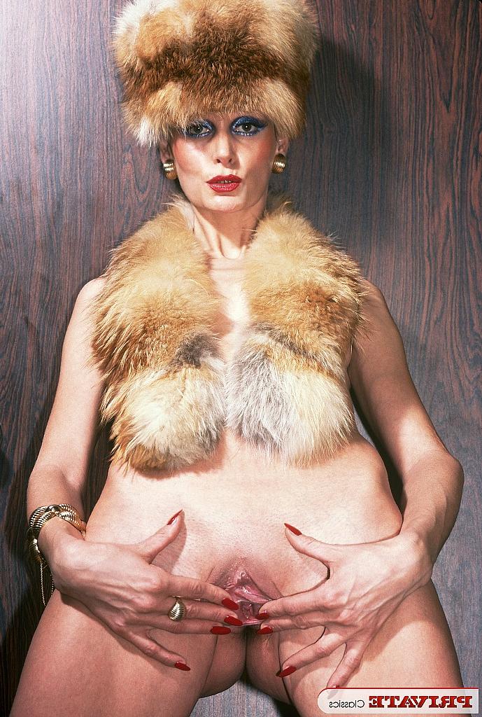 13P Scary old mature model sucks dildo and spreads her pussy lips in vintage duds