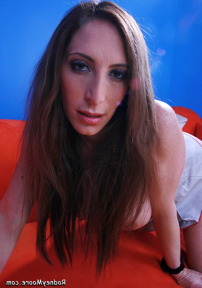20P Die freche Amateurschlampe Savannah Jane zeigt ihre großen Titten und fickt hart im POV