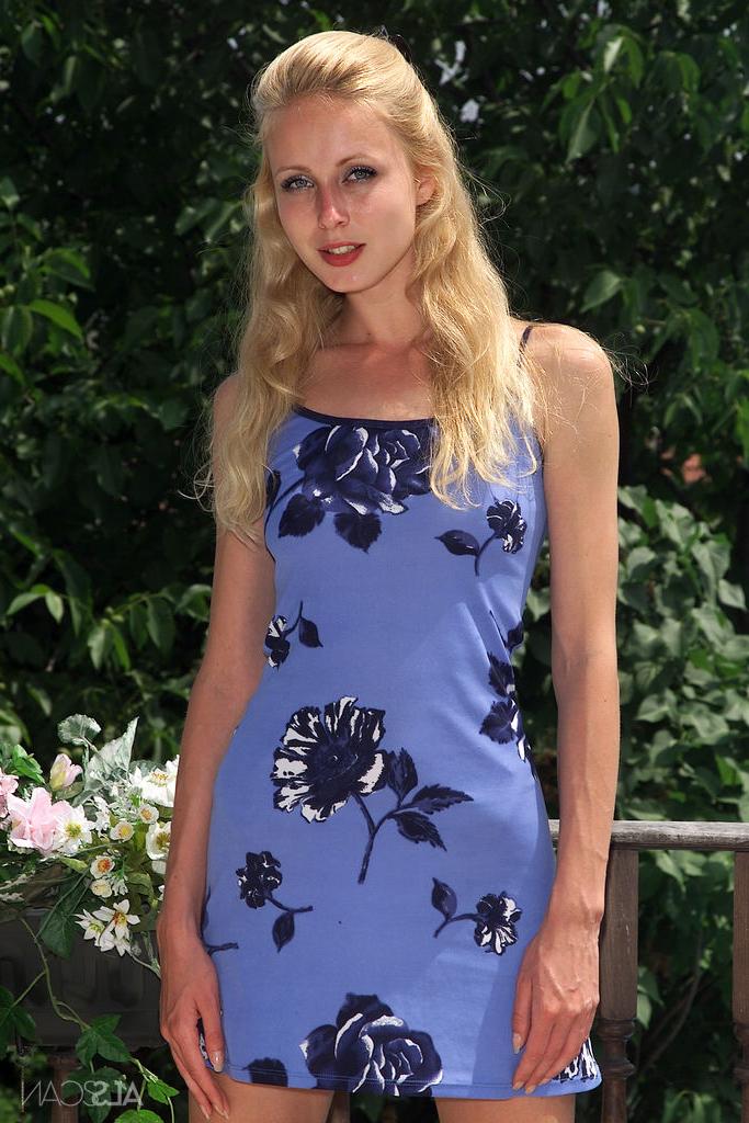 16P Jeune blonde se fait fister la chatte rose par une autre jeune blonde sur un balcon