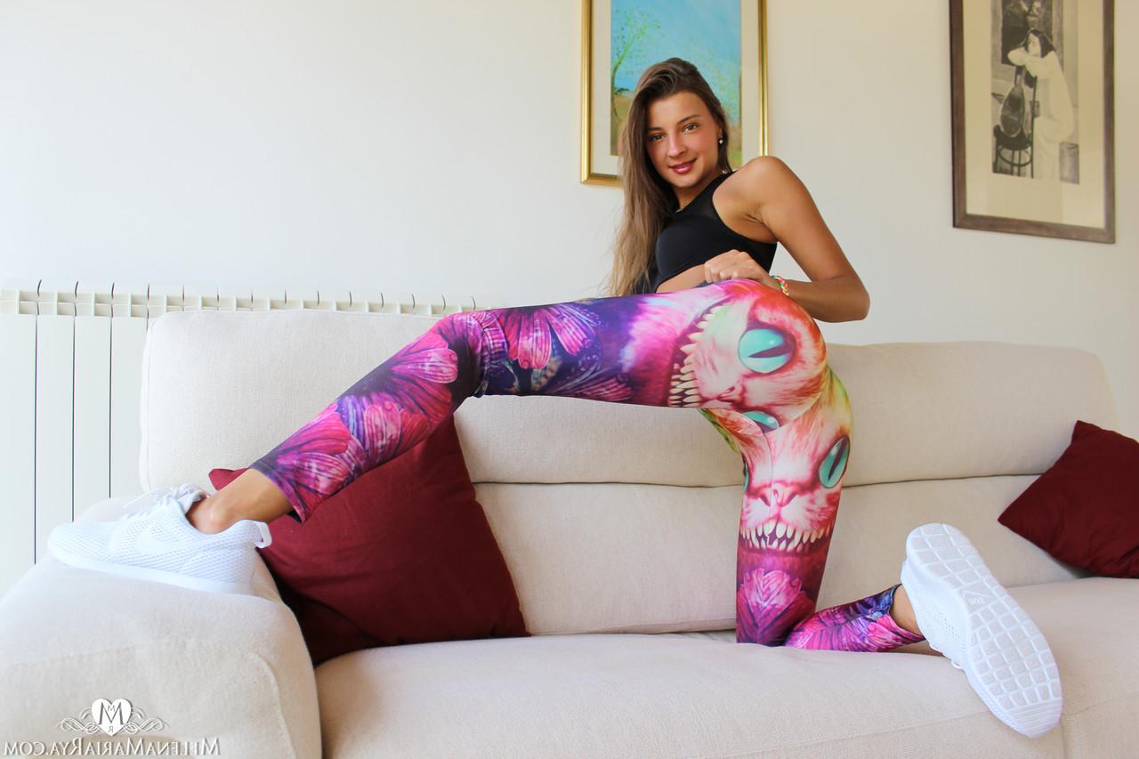 15P La delgada morena melena tara muestra su gran trasero en sus sexys leggings