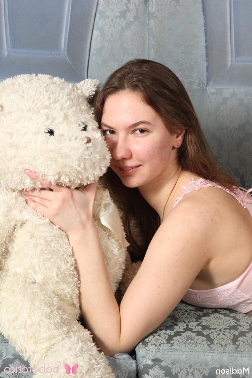 20P Die ganz natürliche Russin Madison zieht sich nackt aus, während sie ihren Stoffbären kuschelt