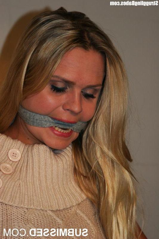 12P A loira tcheca Barra Brass foi amordaçada e amarrada na cadeira para que o homem pudesse tocar nos peitos