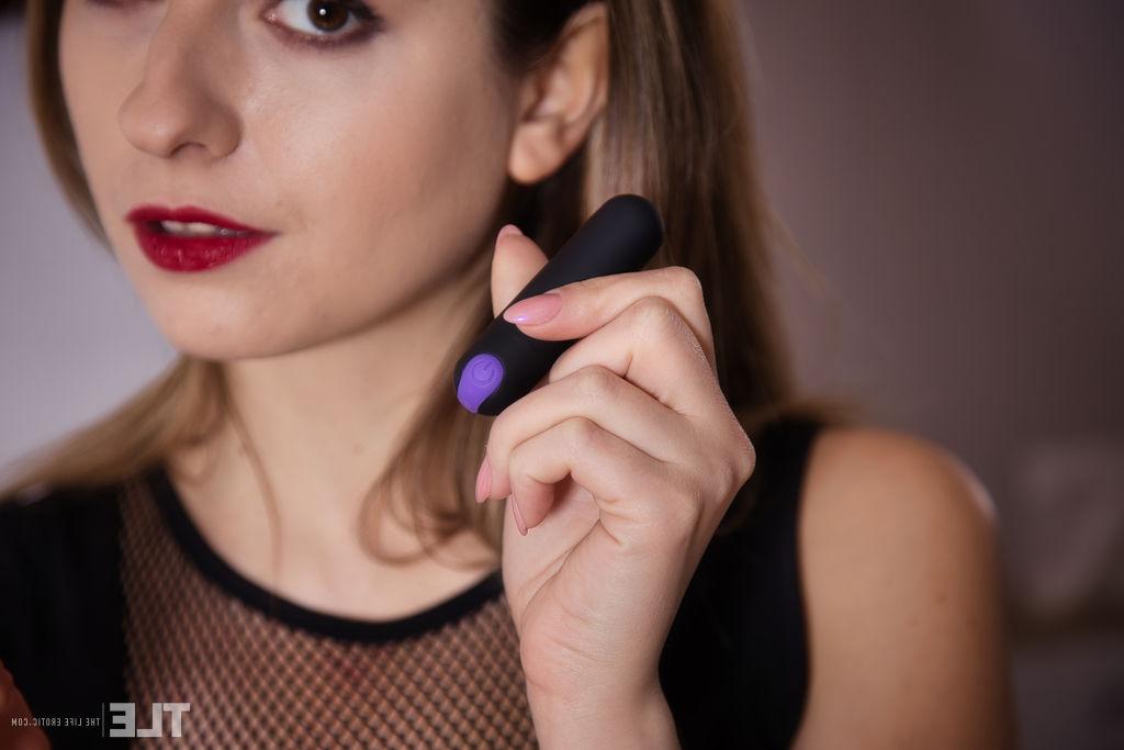 16P Die schöne Teenagerin Rebecca Volpetti trägt rote Lippen, während sie mit einem Spielzeug masturbiert
