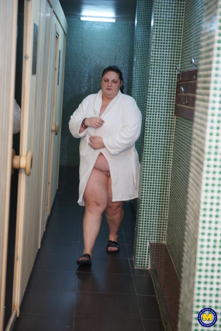 20P Reife blonde und brünette Amateure necken sich jeweils nackt in der Sauna