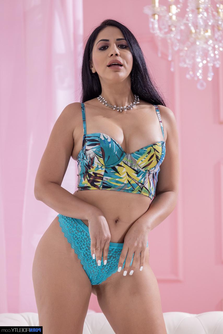 20P Gorgeous babe Julia de Lucia does a sexy striptease in high heels