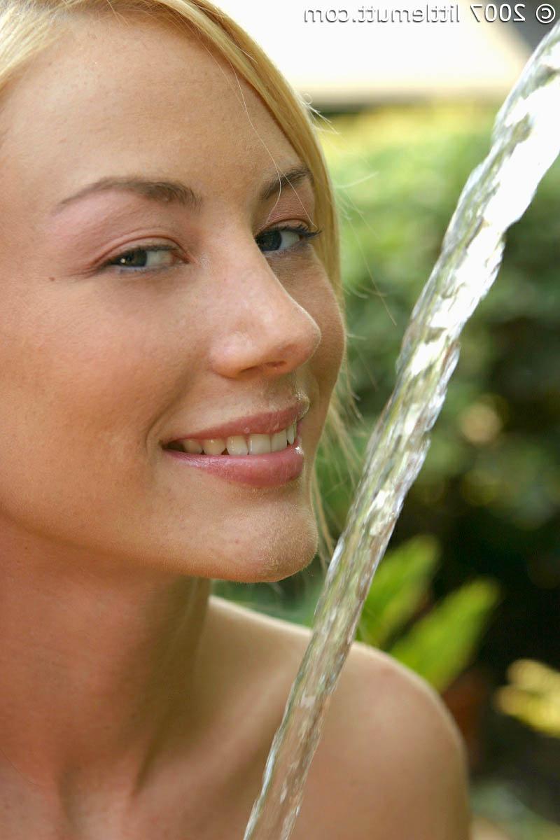 16P Die blonde Teenagerin Erin zieht sich beim Gießen von Terrassenpflanzen völlig aus