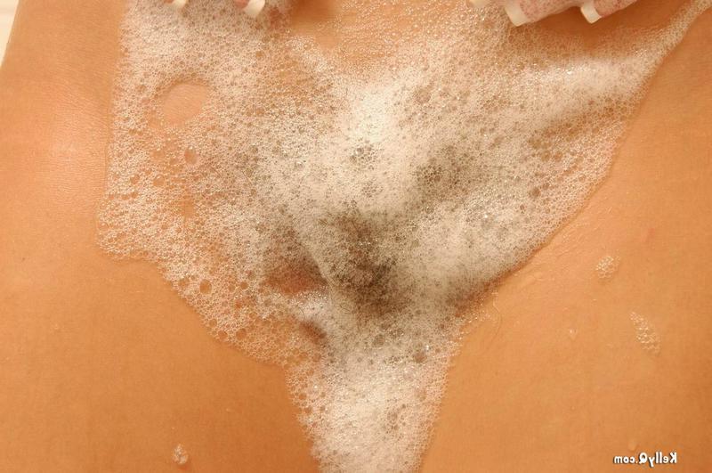 20P Young looking girl Kellyq shaves her pussy clean during a bath