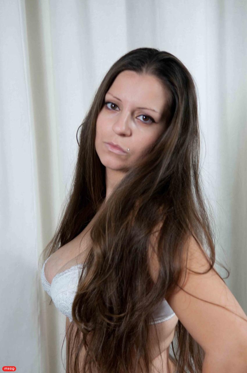 15P Femdom Larissa Gold shares her slave's dick with maid Cora Kitty