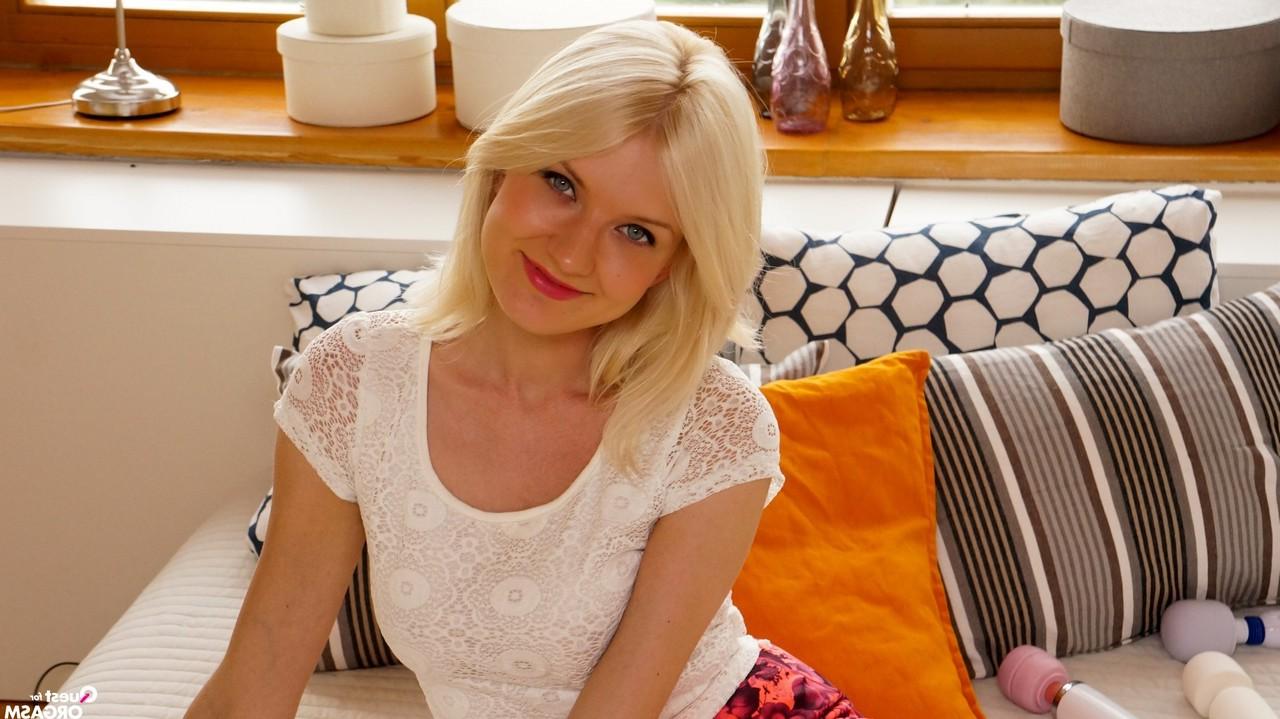 17P Das blonde Mädchen Bree Haze kümmert sich mit Sextys um die überaus geile Fotze